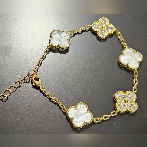 🌟NWOT Designer Inspired Yellow Gold And Mother Of Pearl Clover Bracelet 🌟 - Picture 3 of 5